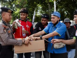 Di Tengah Terik Aksi, Petugas Kepolisian Turun Bagikan Air Mineral dan Roti ke Pengunjuk Rasa