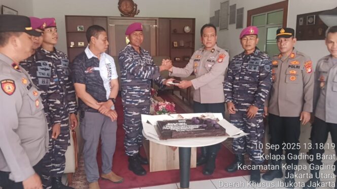 
					PJU Polres Metro Jakarta Utara Sambangi Yon Marharlan III, Ucapkan Selamat HUT TNI AL ke-80