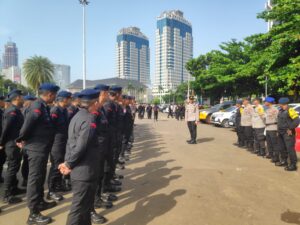 Brimob Polda Metro Jaya Hadir Humanis Kawal Aksi Unjuk Rasa Damai di Kawasan Monas