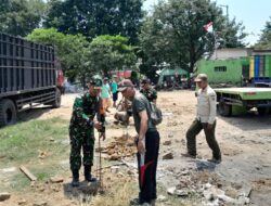 Babinsa Ancol Bersama Warga Gelar Kerja Bakti Cegah DBD di Musim Pancaroba