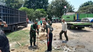 Babinsa Ancol Bersama Warga Gelar Kerja Bakti Cegah DBD di Musim Pancaroba