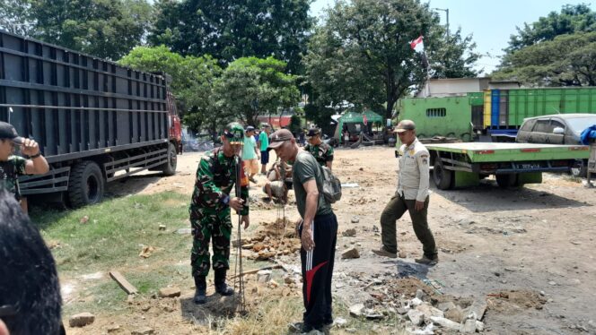 
					Babinsa Ancol Bersama Warga Gelar Kerja Bakti Cegah DBD di Musim Pancaroba