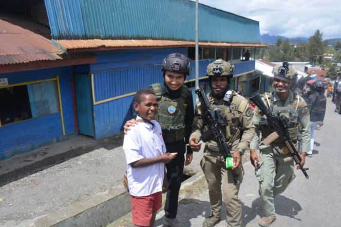 
					Satgas Ops Damai Cartenz Jalin Kedekatan Bersama Masyarakat di Pasar Baru Sugapa, Intan Jaya