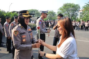 Datangi polres metro Bekasi kota mahasiswa dan pelajar berikan dukungan moril