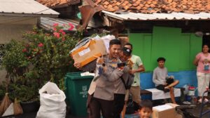 Polsek Senen Salurkan Bantuan untuk Warga Korban Kebakaran di RPTRA Planet Senen