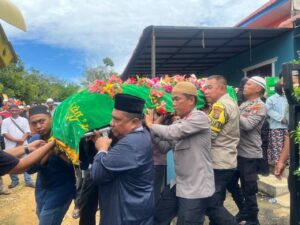 Kapolres Labuhanbatu Selatan Bertakziah Kerumah Duka Istri dari Kapolsub sektor Teluk Panji