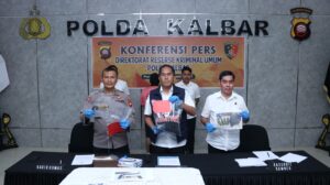 Polda Kalbar Tangkap Empat Penyusup Aksi Masa di Mapolda dan kantor DPRD Provinsi Kalbar, Bom Molotov dan Senjata Tajam Disita