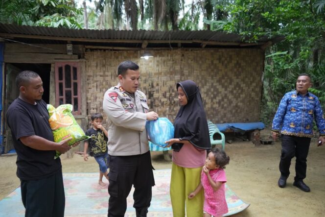 
					Kapolres Labuhanbatu Selatan Bersama Wakil Bupati Tinjau Penderita Stunting Dan Gizi Buruk