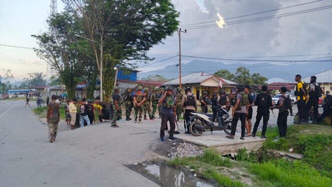 
					Brimob Polda Papua Bersama Aparat Keamanan Setempat Berhasil Evakuasi Enam Personel TNI AD Satgas Maleo Kopassus di Yalimo, Tiga Luka Berat