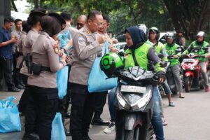 Kapolda Metro Jaya Gelar “Jumat Peduli”, Ojol Siap Jadi Mitra Jaga Jakarta