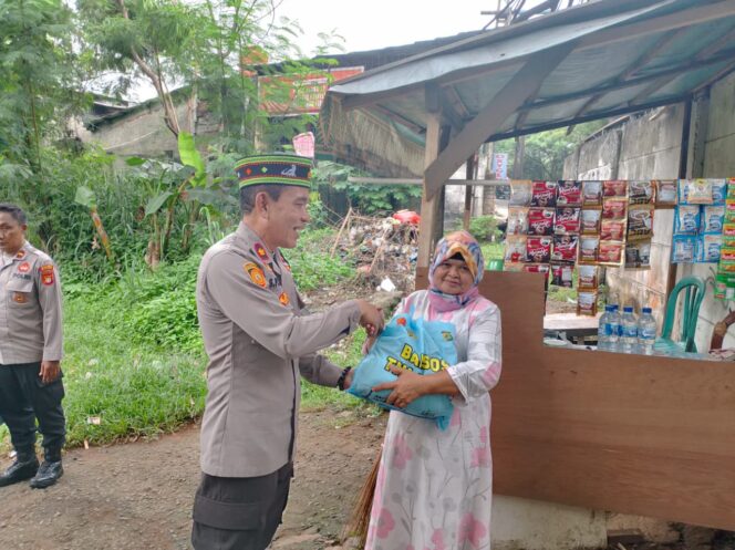 
					Polsek Cipayung Salurkan Bantuan Sembako Kapolda Metro Jaya kepada Warga dan Ojol