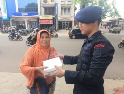 Jum’at Berkah, RS Bhayangkara Brimob Bagikan Makanan Gratis Kepada Masyarakat