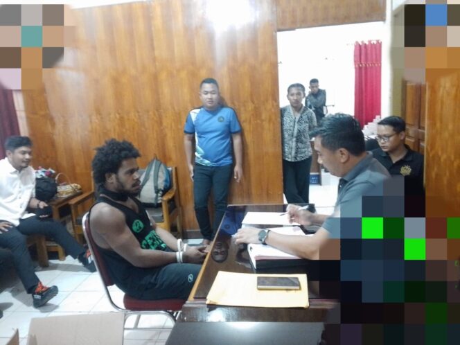 
					Satgas Ops Damai Cartenz Kawal Serah Terima Tersangka Anis Telenggen ke Kejaksaan Negeri Nabire