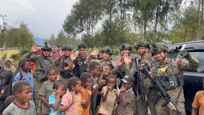 
					Patroli Gabungan Satgas Ops Damai Cartenz Bersama Polres Paniai Disambut Hangat Warga Bibida