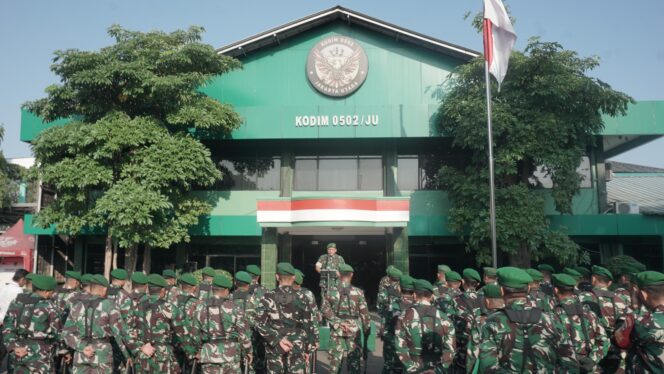 
					Jam Komandan: Wujud Kebersamaan Prajurit & PNS Kodim 0502/JU