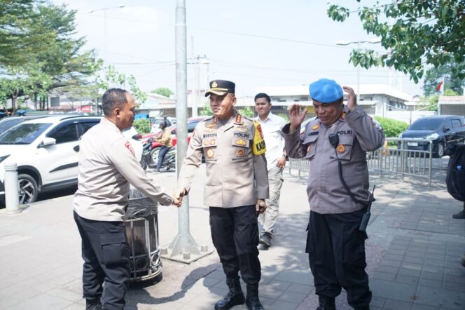 
					Kapolres Metro Bekasi Pimpin Pengecekan Pengamanan Penyekatan Massa di Stasiun KA Cikarang