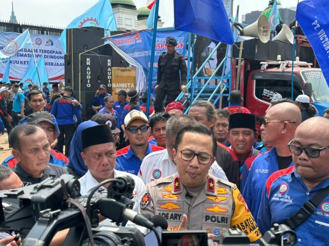 
					Polda Metro Jaya Pastikan Aksi Buruh di DPR Berjalan Aman dan Humanis