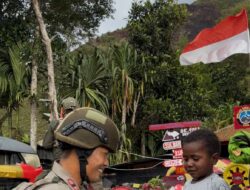 Personel Satgas Ops Damai Cartenz Sambangi Anak-anak di Pos Satgas Tindak Kulirik