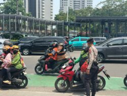Dit Samapta Polda Metro Jaya Bagikan Makan Siang untuk Masyarakat di Depan Pintu Jagatama
