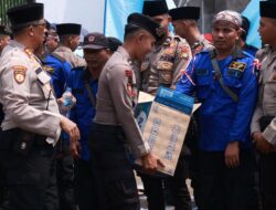 Polisi Bagikan Air Mineral dan Roti di Tengah Aksi Buruh