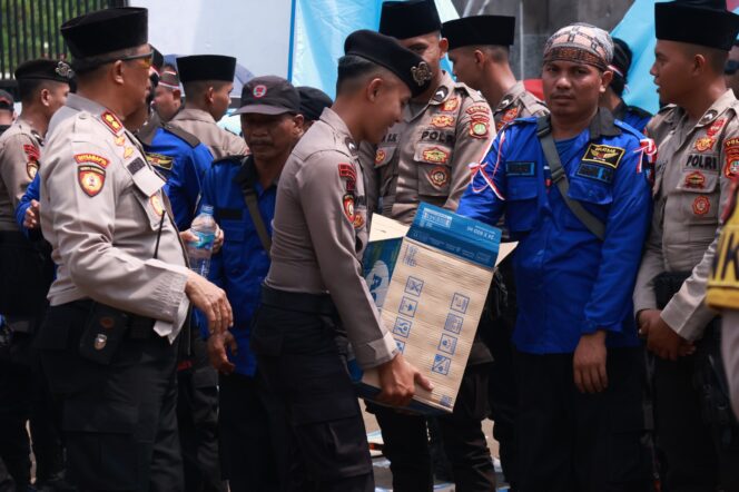 
					Polisi Bagikan Air Mineral dan Roti di Tengah Aksi Buruh