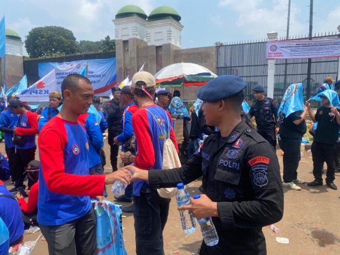
					Brimob Polda Metro Jaya Tunjukkan Pengamanan Humanis di Aksi Unjuk Rasa Jakarta