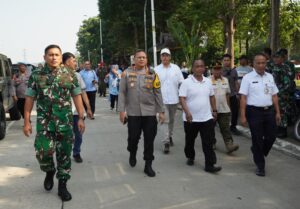 Serbuan Teritorial Kodim 0502/Jakarta Utara, TNI Peduli Lingkungan & Berbagi untuk Rakyat