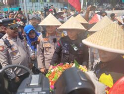 Peringati Hari Tani Nasional, Polisi Potong Tumpeng Bersama Massa Aksi di Jl. Merdeka Selatan Jakarta Pusat.