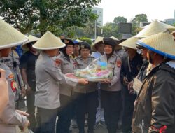 Peringati Hari Tani Nasioal, Polisi dan Petani Potong Tumpeng di DPR
