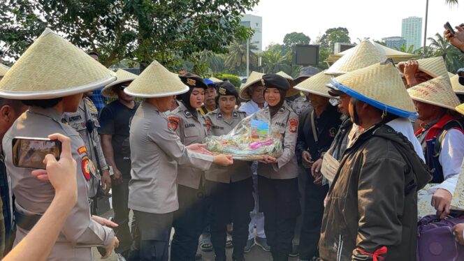 
					Peringati Hari Tani Nasioal, Polisi dan Petani Potong Tumpeng di DPR