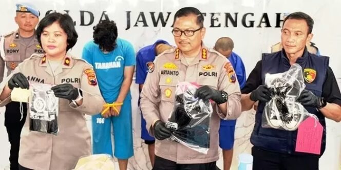 
					Dua Kasus Pelemparan Bom Molotov diwilayah Jawa Tengah Berhasil Diungkap.