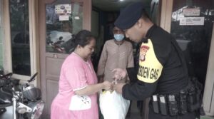 Brimob Polda Metro Jaya Gelar Jumat berkah berbagi dengan warga dan kerja bakti bersama masyarakat