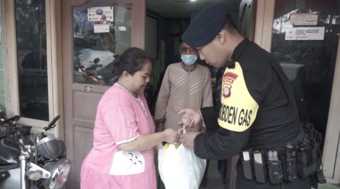 
					Brimob Polda Metro Jaya Gelar Jumat berkah berbagi dengan warga dan kerja bakti bersama masyarakat