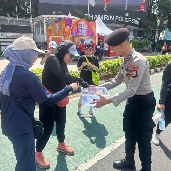 
					Direktorat Samapta Polda Metro Jaya membagikan sarapan gratis di CFD Bundaran HI.