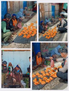 Personel Ops Damai Cartenz Dukung Perekonomian Lokal dengan cara Belanja Hasil Bumi di Paniai Timur