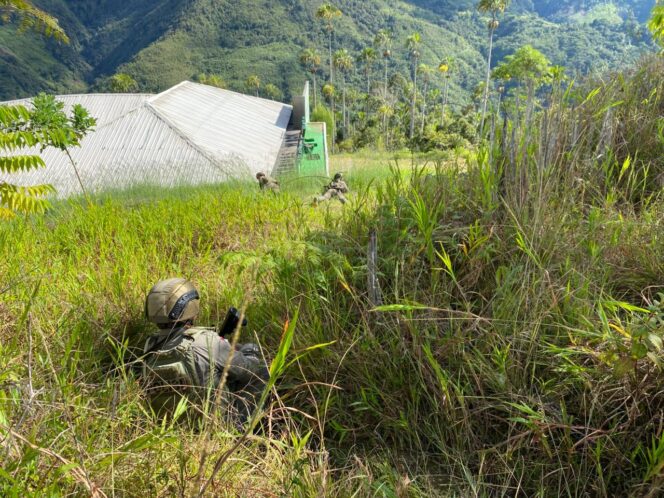 
					Satgas Ops Damai Cartenz Pukul Mundur KKB Usai KKB Bakar Bangunan Puskesmas di Kiwirok Yang Sudah Tidak Beroperasi
