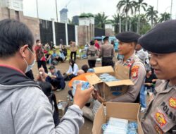 Polisi Bagi-Bagi Roti dan Air ke Massa Demo DPR