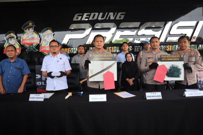 
					Polres Metro Bekasi Kota Ungkap Kasus Penganiayaan Berat Terhadap Kurir Jasa Pengiriman di Bekasi Utara