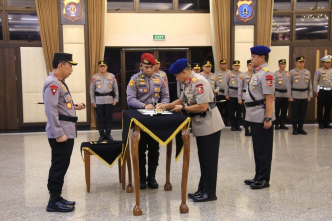 
					Kapolri Pimpin Sertijab Kabaintelkam dan Dankor Brimob Polri