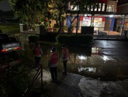 Jaga Jakarta: Brimob Polda Metro Jaya Patroli SAR Antisipasi Genangan Air di Jakarta Timur