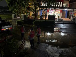 Jaga Jakarta: Brimob Polda Metro Jaya Patroli SAR Antisipasi Genangan Air di Jakarta Timur