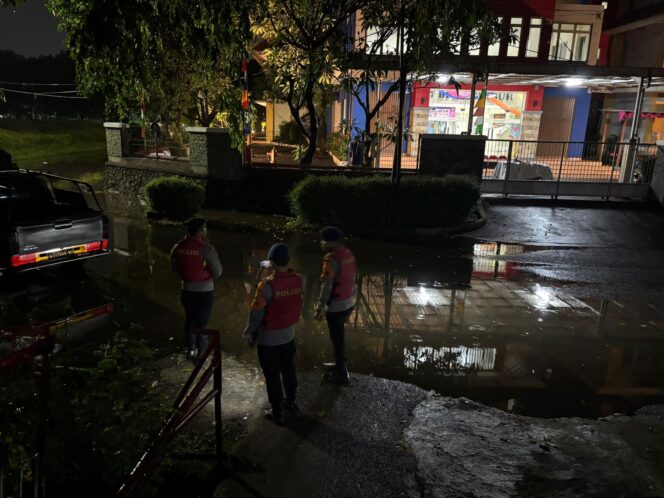 
					Jaga Jakarta: Brimob Polda Metro Jaya Patroli SAR Antisipasi Genangan Air di Jakarta Timur