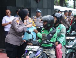 Jumat Peduli Polda Metro Jaya, Ojol Dapat Pesan Kamtibmas dari Polwan