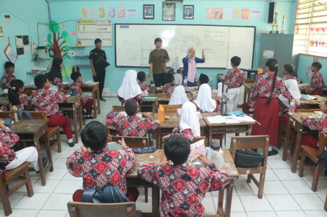 
					Makan Bergizi Gratis, Siswa SD di Cengkareng Antusias Isi Angket Menu Favorit