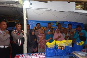 Jumat Peduli Polsek Pademangan, Bagikan 20 Paket Sembako untuk Warga Kurang Mampu