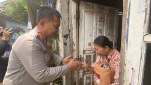 “Gelar Bakti Kesehatan”, Kapolres Metro Bekasi Kota Juga Menyalurkan Paket Sembako Ke Warga