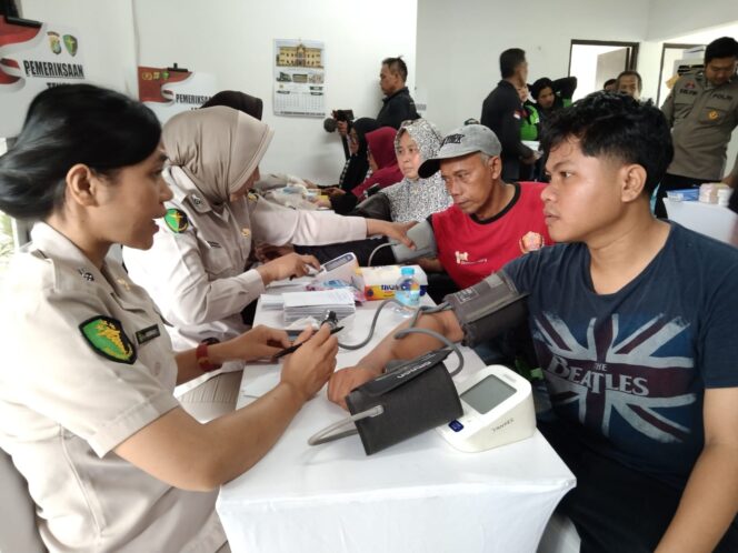
					Polda Metro Jaya Gelar Bakti Kesehatan di Cakung, Ratusan Warga Antusias Periksa Kesehatan
