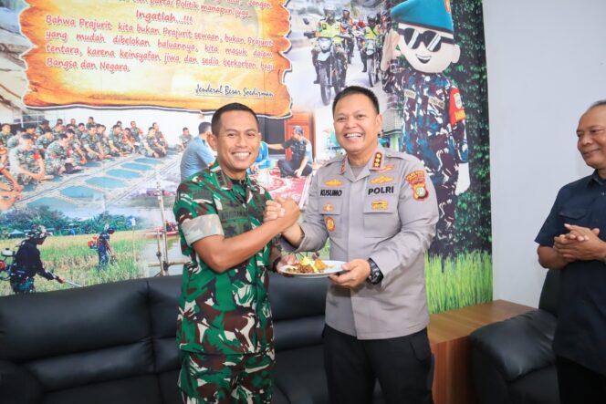 
					Kokohkan Sinergitas TNI-Polri, Kapolres Metro Bekasi Kota Rayakan HUT ke-80 TNI di Kodim 0507