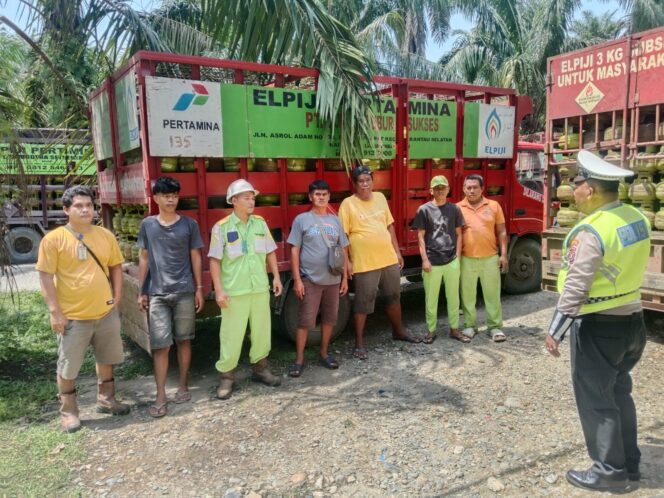 
					Satlantas Polres Labusel Laksanakan “Polantas Menyapa” di Penyalur LPG Pertamina, Ajak Sopir Angkutan Tertib Berlalu Lintas