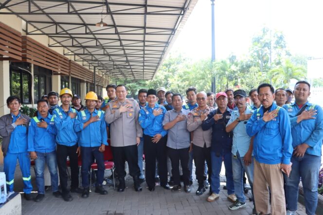 
					Bakti Sosial Polres Priok berikan bantuan kepada Buruh Tenaga Kerja Bongkar Muat Pelabuhan